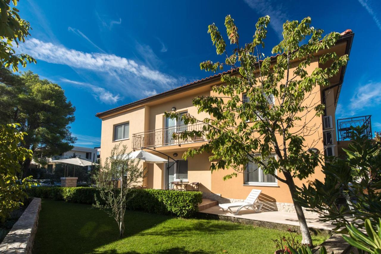 Apartmani Laura Krk Krk Town Exterior foto