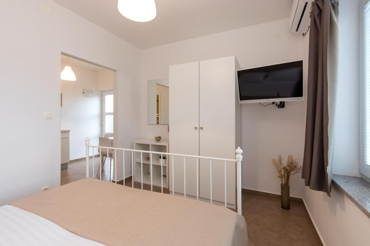 Apartmani Laura Krk Krk Town Exterior foto