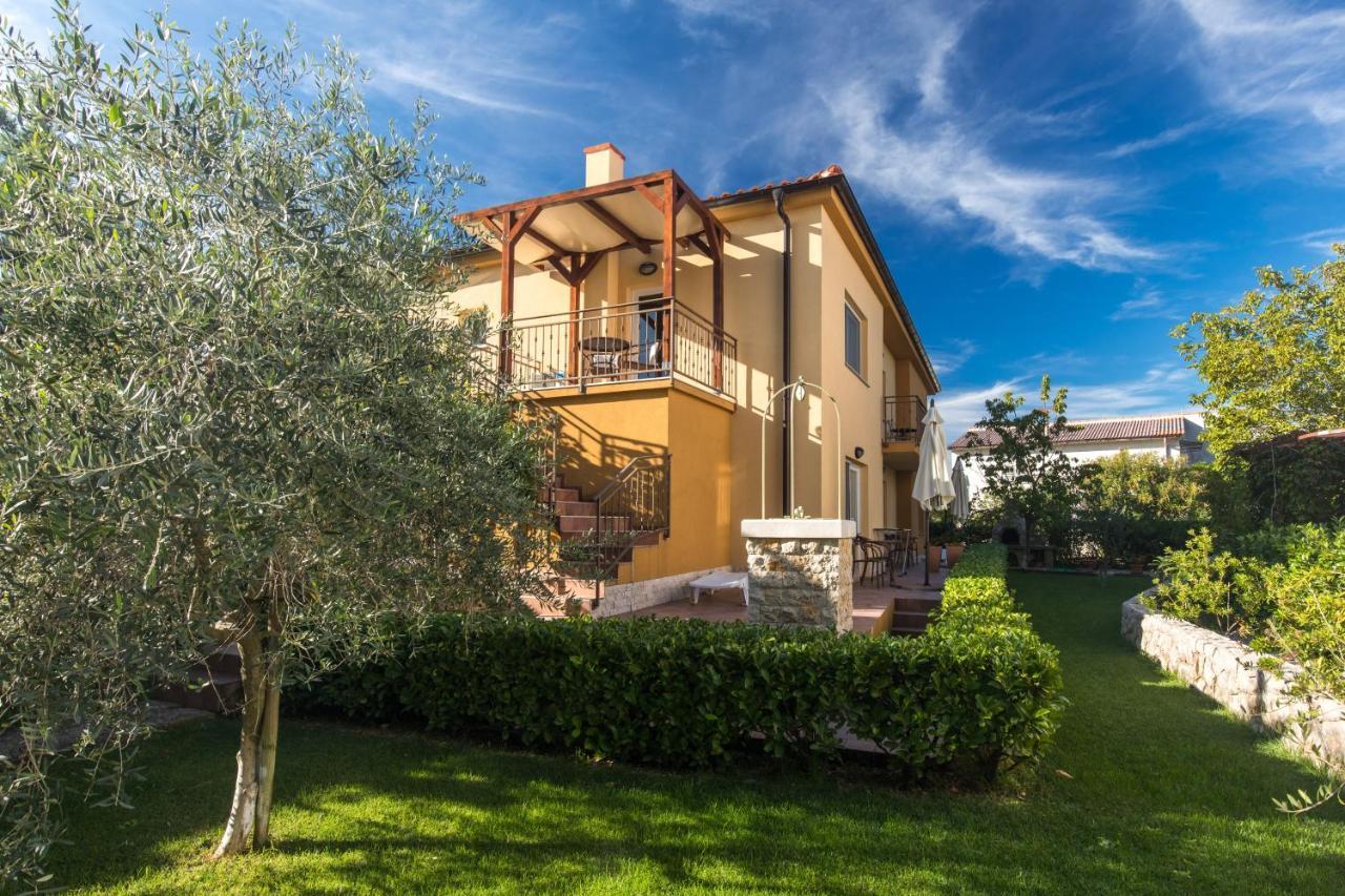 Apartmani Laura Krk Krk Town Exterior foto