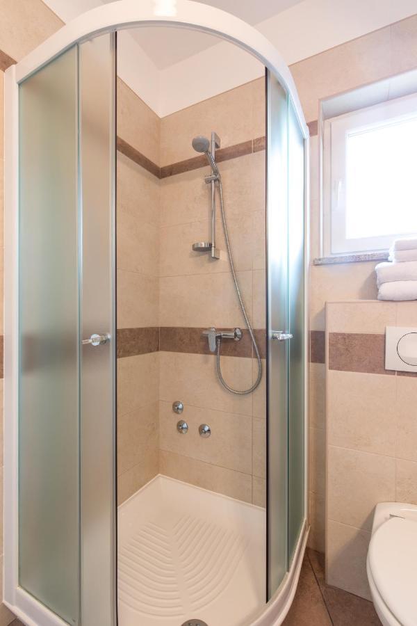 Apartmani Laura Krk Krk Town Exterior foto