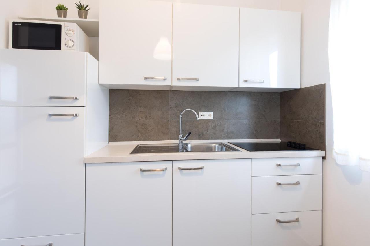 Apartmani Laura Krk Krk Town Exterior foto