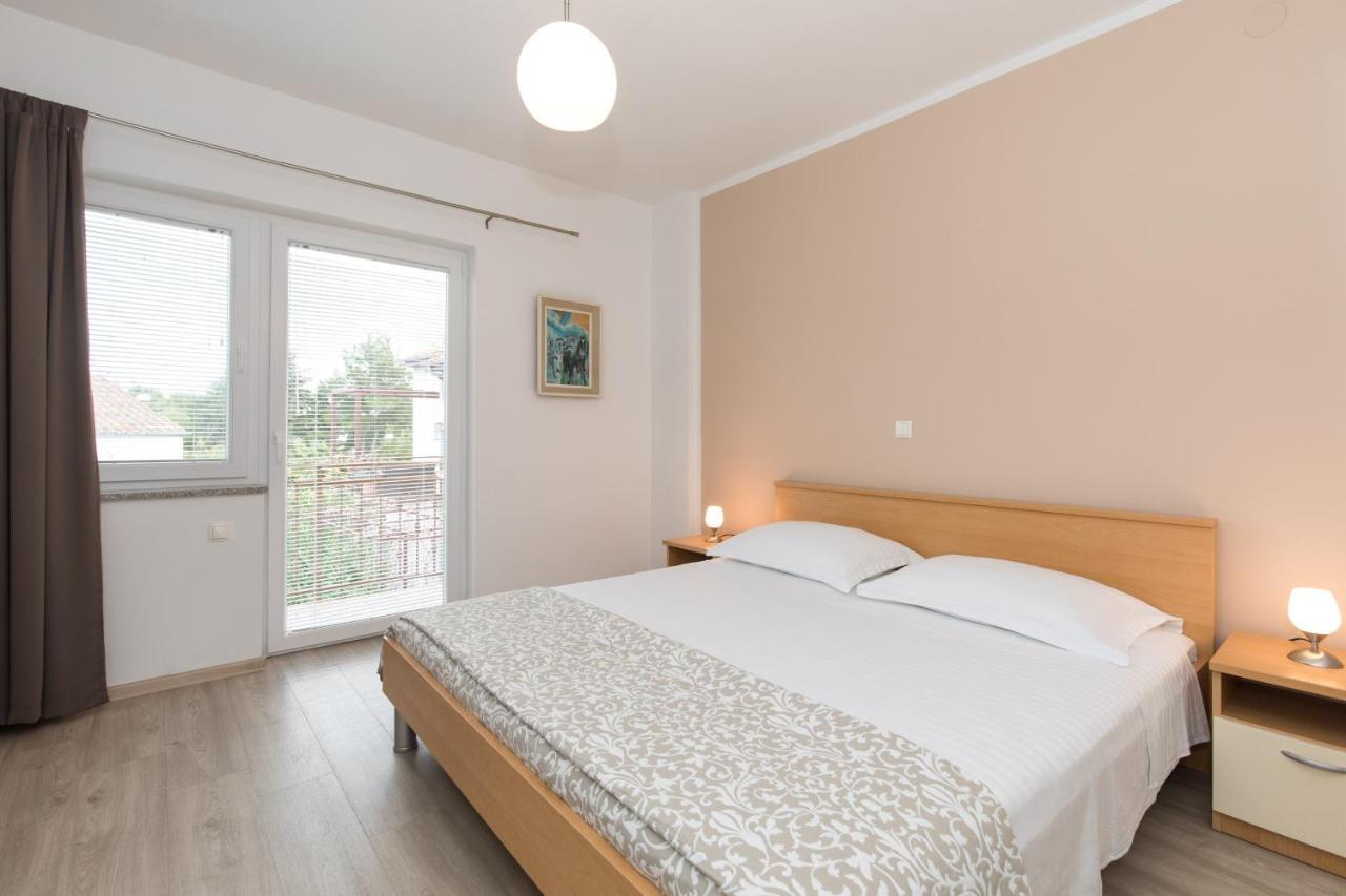 Apartmani Laura Krk Krk Town Exterior foto