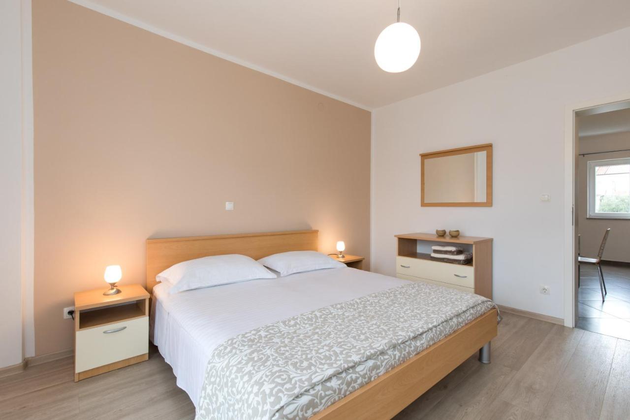 Apartmani Laura Krk Krk Town Exterior foto