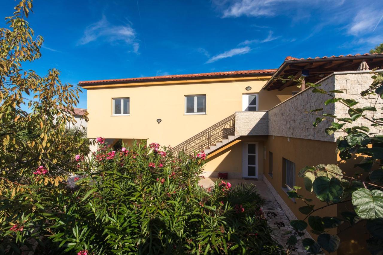 Apartmani Laura Krk Krk Town Exterior foto
